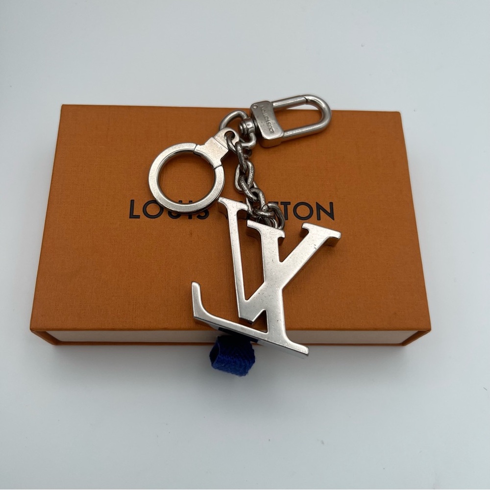 Authentic Louis Vuitton silver keychain/keychain in box - Picture 2 of 7
